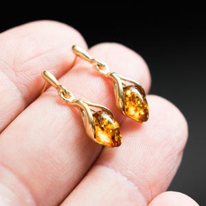 Örhängen i guld och bärnsten, örhängen i 18K guldpläterade 925 silver, fina hängande örhängen i baltisk bärnsten, feminina smycken