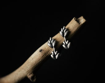 Mooie kleine lavendeloorbellen. Gemaakt van sterlingzilver. 12 mm lang. Geïnspireerd door de natuur. Bloemen zilveren oorbellen. Kleine lavendeloorbellen met studs.