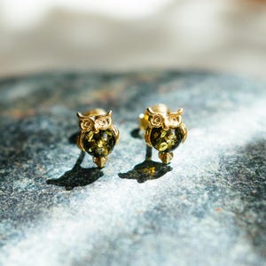 Gold Owl Stud Earrings with Green Amber – 18k Gold Plated, Forest-Inspired Gift, Nature Lover Jewelry, Unique Artisan Owls