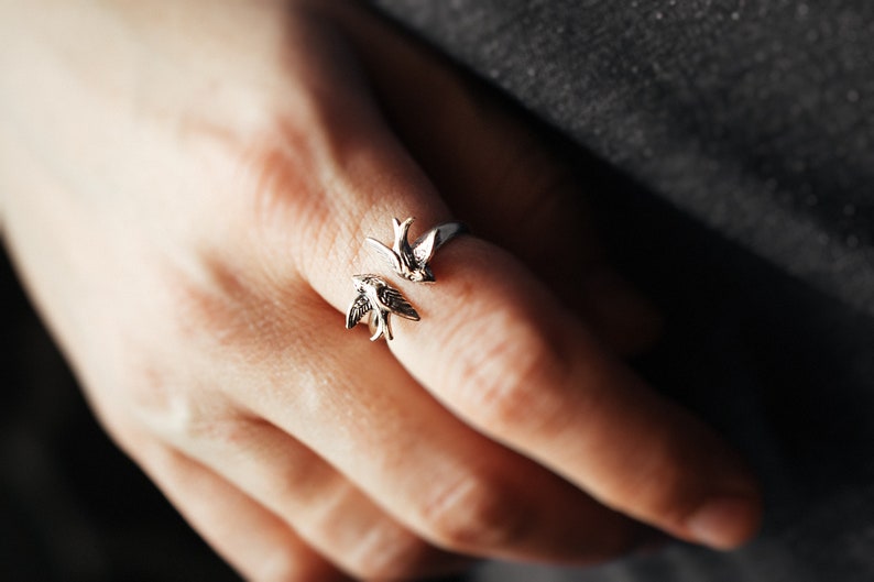 Zwaluwring, verstelbare sterling zilveren ring. Kleine vogeltjes rinkelen. Sierlijke mus sieraden. 18 mm diameter, verstelbaar afbeelding 3