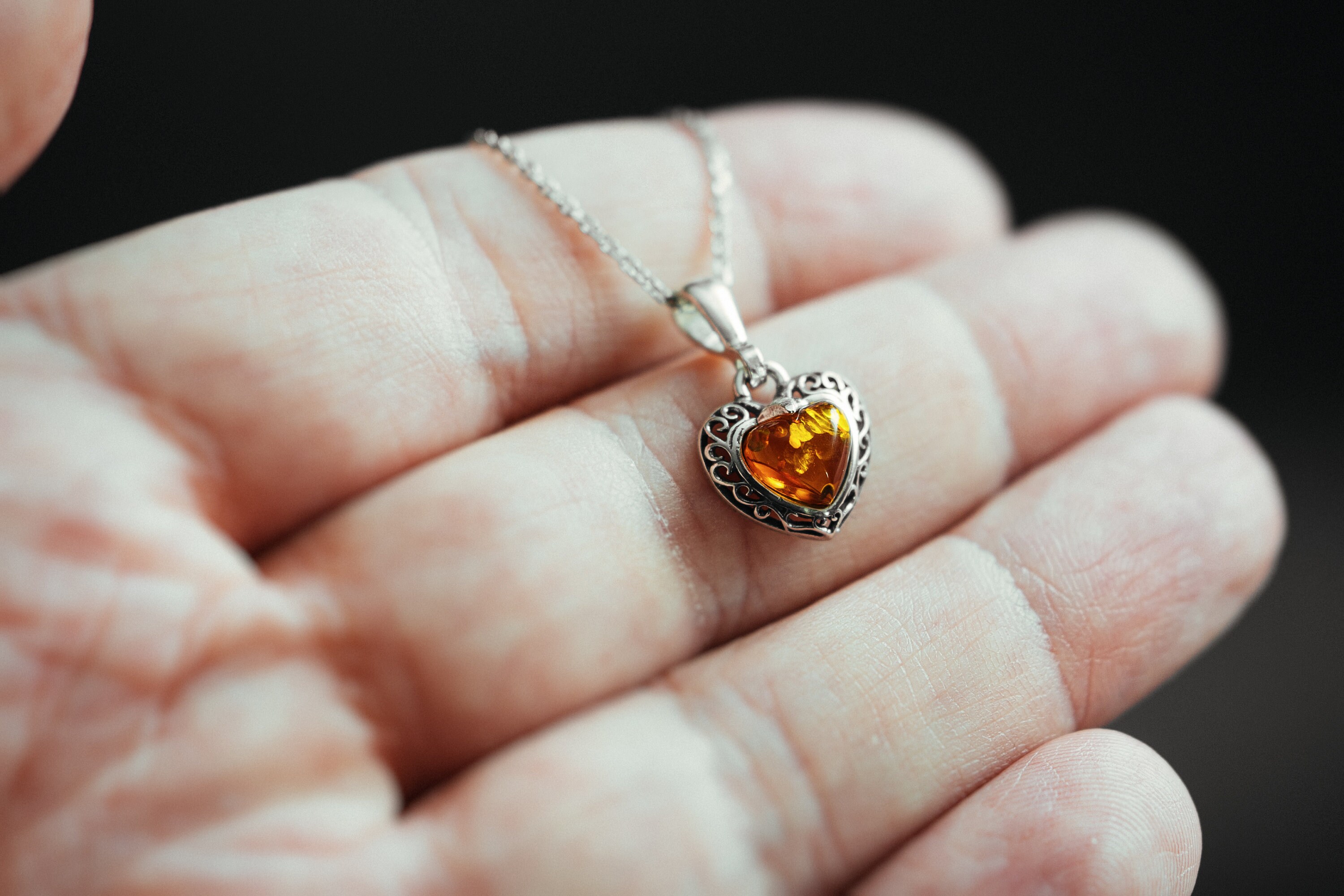 Pendentif Cœur En Ambre Baltique Cognac - Monture Argent 925 - Pierre Naturelle - Fait Main Lituanie