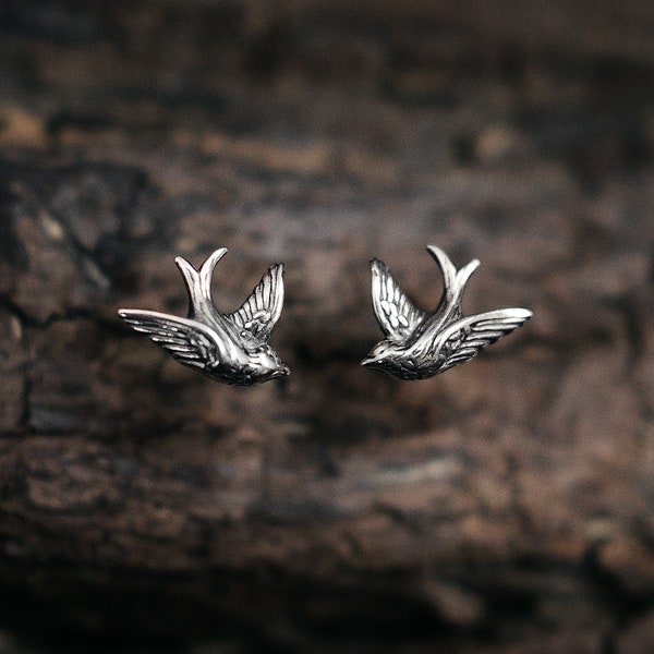 Puces d'oreilles avalées. Argent sterling. Boucles d'oreilles moineau délicat. Bijoux oiseau moineau. Petites boucles d'oreilles délicates. Petits oiseaux. Mignons clous volants.