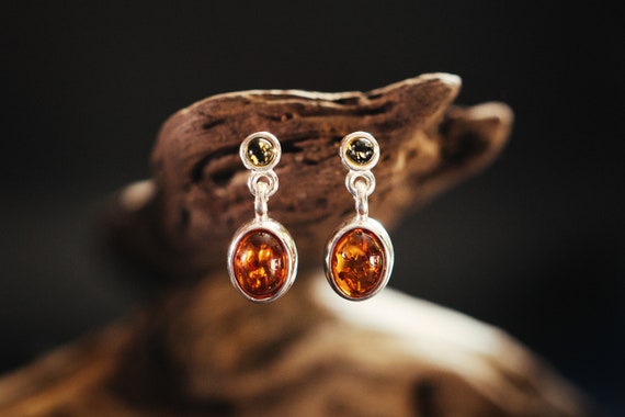 Boucles d'oreilles pendantes délicates en ambre naturel
