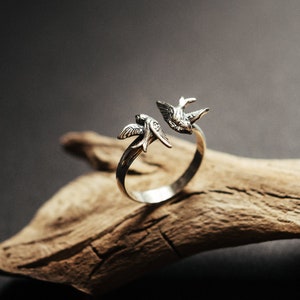 Zwaluwring, verstelbare sterling zilveren ring. Kleine vogeltjes rinkelen. Sierlijke mus sieraden. 18 mm diameter, verstelbaar afbeelding 5