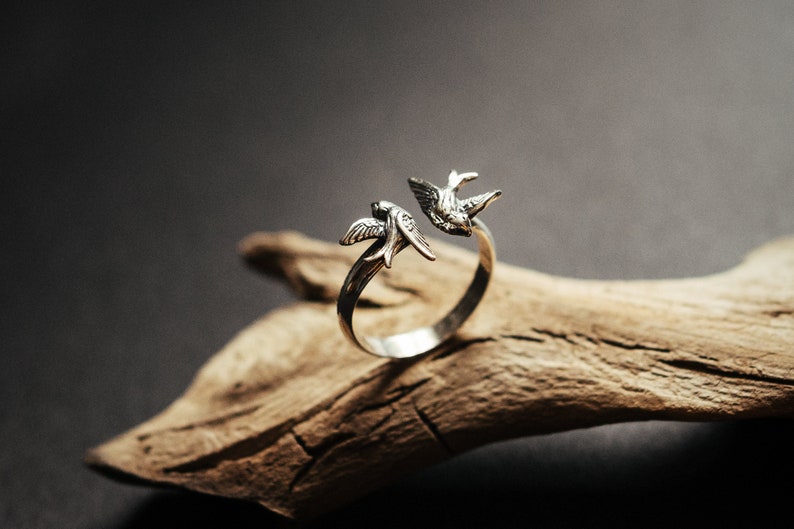 Zwaluwring, verstelbare sterling zilveren ring. Kleine vogeltjes rinkelen. Sierlijke mus sieraden. 18 mm diameter, verstelbaar afbeelding 5