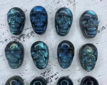Puede incluir: Doce tallas de calavera de cristal de labradorita azul y verde. Las calaveras están pulidas y tienen un brillo iridiscente.