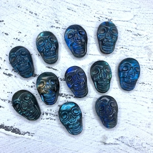 Natürlicher Geschnitzter Labradorit Schädel Anhänger 1PC, Sugar Skull, für Männer oder Frauen, Heilkristall, Edelstein Anhänger 22mm*33mm