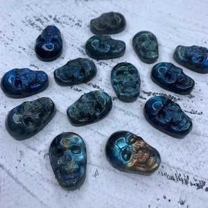 Natürlicher geschnitzter Labradorit Schädel Anhänger 1PC, Sugar Skull, für Männer oder Frauen, Heilkristall, Edelstein Anhänger 29mm