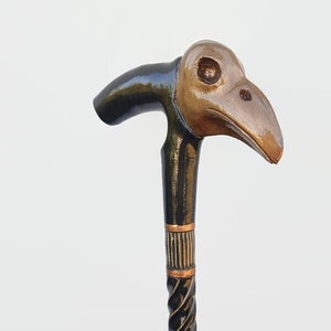 木製ステッキのカラスの頭蓋骨。木製の杖に彫刻が施されたハンドルとスタッフ。手彫りの杖、ハイキング スティック