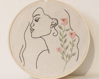 Mariella | Handgesticktes Kunstwerk | Moderne Hoop Art