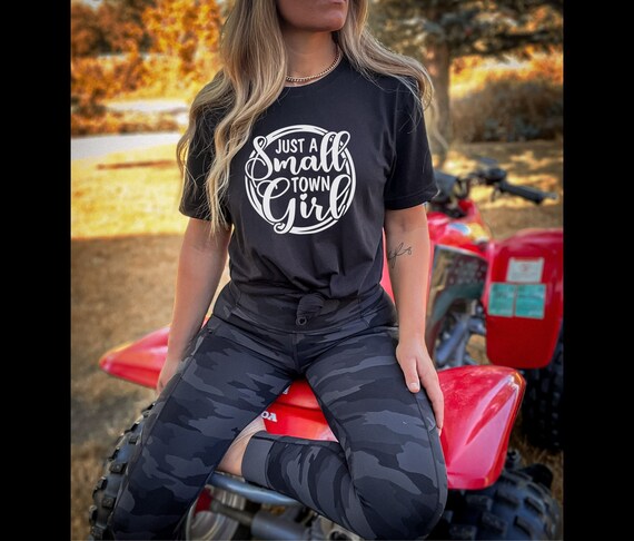 Juste une petite chemise de fille de ville Juste un t-shirt de