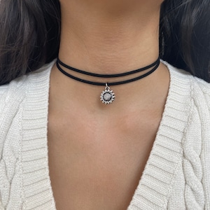Gelaagde choker met dubbele omslag + CHARM || Sierlijke zwarte suède chokerketting