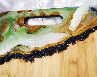 Decorated chopping board. Chopping board in wood and resin. Serving board. Cutting board with jade dragon. Decorative centerpiece. Base for candles.