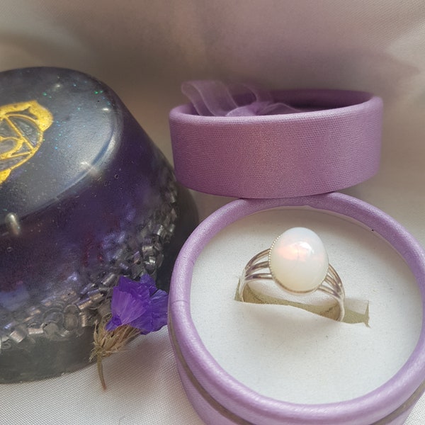 Magnifique bague Opalite. Juste magnifique. Rappelant la lune. Zodiaque - Couronne du Cancer et Chakras du Troisième Oeil 14mmx10mm