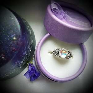 Heerlijke sierlijke kleine Keltische Design Ring met een prachtig ovaal (8x6mm) Swarovski Aurora Borealis Kristal. Gewoon mooi. Boho chic