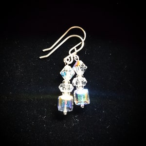 Atemberaubende handgemachte kristallklare Ohrringe!  Fabelhafte Wahl für Ihren GROSSEN Tag!  Swarovski Kristall Elemente an Sterling Silber Ohrhaken.