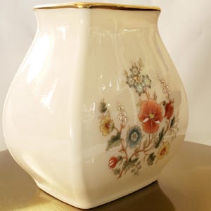 Vasinho Lenox encantador. Lindo desenho floral decorado à mão com ouro 24 quilates. Achado raro. Anos 80.