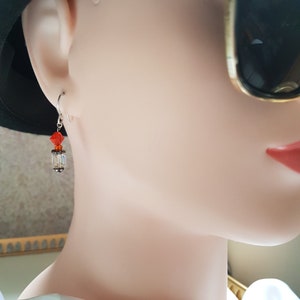Handgemaakte oorbellen van levendige oranje Swarovski-kristallen en Swarovski-blokjes in Aurora Borealis.  Prachtig.