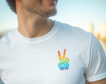 Regenbogen Peace Zeichen T-Shirt | Stolz T-Shirt | LGBTQ+ Bekleidung | Regenbogen Kleidung | Schwuler Stolz