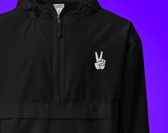 Peace Zeichen Stickerei | Champion Packbare Windjacke | Geschlechtsneutrale Kleidung | LGBTQia+ Mode | Lesbische Streetwear