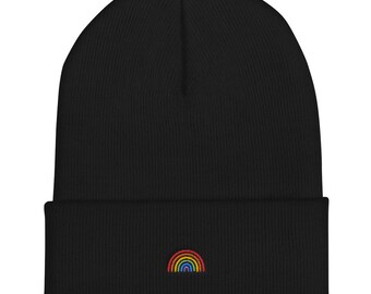 LGBTQ+ Regenbogen Stickmütze | Gemütliche Queer Regenbogen Beanie | Stylisches Pride Accessoire für jede Jahreszeit