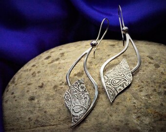 925 sterling silver organic curved drop earrings with wave shaped paisley texture plate