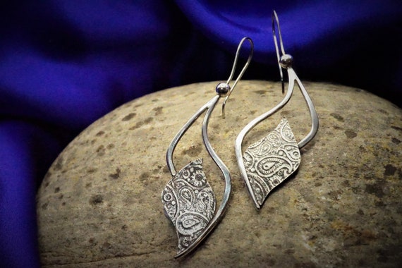 925 sterling silver organic curved drop earrings with wave shaped paisley texture plate
