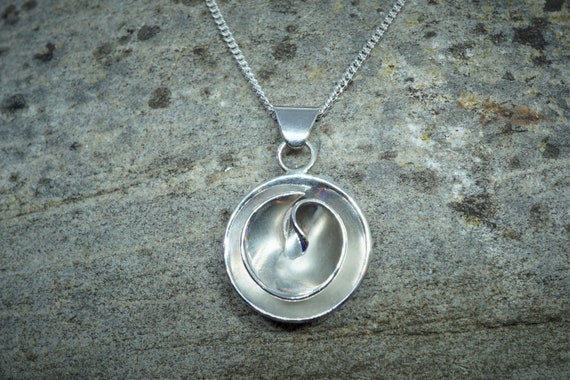 Circular rose pendant in 925 sterling silver
