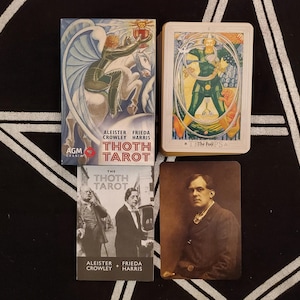 Può includere: Un assortimento di carte dei Tarocchi Thoth e articoli correlati. L'immagine include un mazzo di carte con un'illustrazione colorata di una figura, una scatola con una raffigurazione di una figura alata e una fotografia d'epoca di un uomo. Il testo "THOTH TAROT" è visibile.