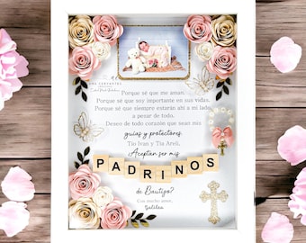 Puede incluir: Un marco blanco con una foto de bebé, flores de papel y texto. El texto dice "Padrinos de Bautizo?" con una solicitud para ser padrinos. Los elementos decorativos incluyen una cruz y un lazo rosa.