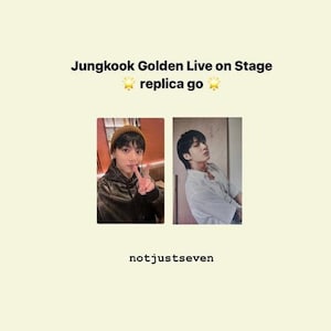 Peut inclure: Deux photos d'un jeune homme. La première photo le montre portant un bonnet marron et une veste en cuir noir. La deuxième photo le montre portant une chemise blanche. Le texte "Jungkook Golden Live on Stage replica go" est au-dessus des photos.
