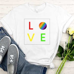 ラブ T シャツ、ラブ イズ ラブ シャツ、ラブ イコライゼーション T シャツ、レインボー ラブ シャツ、LGBTQ シャツ、ラブ イコライゼーション T シャツ、ゲイ プライド ラブ、プライド シャツ