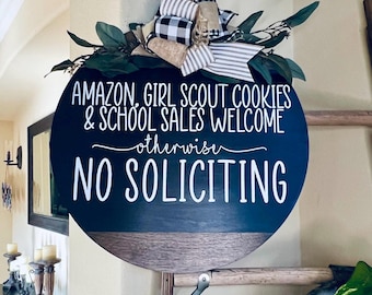 No Soliciting Door Sign, Friends & Family Welcome Sign, Funny No Soliciting Sign, Farmhouse Front Door Decor, Round Wood Door Hanger, Porch