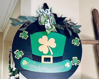 Letrero de bienvenida del Día de San Patricio, decoración para puerta principal, colgador de puerta del Día de San Patricio, corona de bienvenida irlandesa, letrero con sombrero de duende de San Patricio