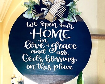 Voordeurdecor, we openen ons huis met liefde en genade, christelijke deurhanger, schriftdeurkrans, welkomstdeurbord