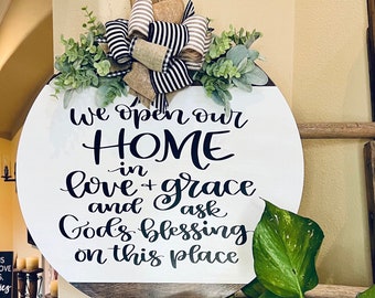 Religieus voordeurdecor, we openen ons huis met liefde en genade, christelijke deurhanger, schriftdeurkrans, religieus voordeurbord
