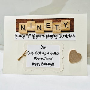 Cartão de aniversário personalizado de 90 anos de Scrabble, saudação de aniversário de Scrabble, cartão de aniversário divertido, cartão de peças de Scrabble