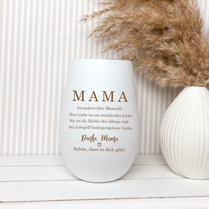 Könnte beinhalten: Weisser Keramikbecher mit einer braunen Aufschrift, die lautet: "MAMA [wundervoller Mensch] Ihre Liebe ist ein strahlendes Licht. Sie ist die Heldin des Alltags und der Inbegriff bedingungsloser Liebe. Danke. Mama ♡ Schön, dass es dich gibt!"