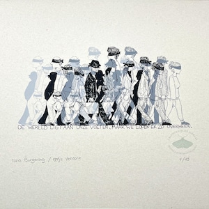 May include: Black and white illustration of a group of people walking blindfolded. The text "DE WERELD LIGT AAN ONZE VOETEN, MAAR WE LOPEN ER ZO OVERHEEN." is at the bottom of the image. The image is signed "Nina Burgerung/refje Verdonk" and numbered "1/10".