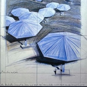 Könnte beinhalten: Ein Schwarzweiß-Poster mit einer Zeichnung von blauen Schirmen. Der Text auf dem Poster lautet "Christo" und "PROJECTES EN CURS". Das Poster enthält auch den Text "Febrer-Març 1986", "GALERIA JOAN PRATS" und "Rambla de Catalunya, 54- Barcelona".