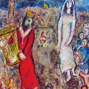 Pode incluir: Uma pintura que retrata uma cena com um rei tocando uma harpa, uma noiva com um vestido branco e um grupo de pessoas. O rei está vestindo uma túnica vermelha e uma coroa. A noiva está de pé no centro da pintura, e as pessoas estão reunidas ao seu redor. A pintura é feita em um estilo colorido, com cores brilhantes e pinceladas ousadas.