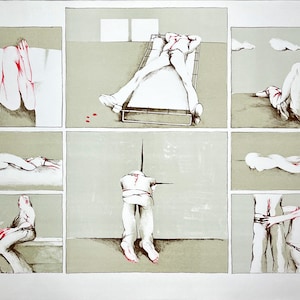 Puede incluir: Una ilustración de cómic en blanco y negro que representa una serie de escenas violentas. Las figuras están dibujadas de forma estilizada con líneas rojas que representan sangre. La ilustración está numerada 49/100.