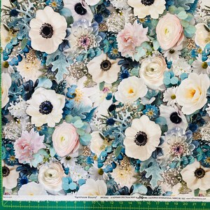K&ouml;nnte beinhalten: Ein floraler Stoffdruck mit wei&szlig;en und rosafarbenen Bl&uuml;ten und blaugr&uuml;nen Bl&auml;ttern. Der Stoff hat ein sich wiederholendes Muster aus Bl&uuml;ten und Bl&auml;ttern.