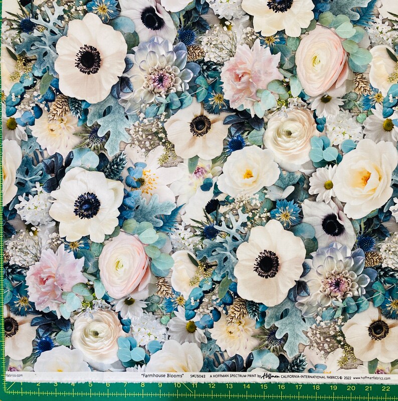 K&ouml;nnte beinhalten: Ein floraler Stoffdruck mit wei&szlig;en und rosafarbenen Bl&uuml;ten und blaugr&uuml;nen Bl&auml;ttern. Der Stoff hat ein sich wiederholendes Muster aus Bl&uuml;ten und Bl&auml;ttern.