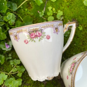 Set of 2 coffee cups and their saucer