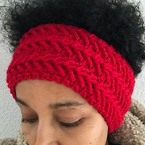 Peut inclure: Un bandeau tricoté rouge vif avec un motif tissé texturé. Le bandeau, fait de fil épais, se porte sur le front. Cet accessoire est un ajout chaleureux et élégant à toute tenue.