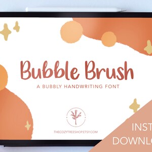 Pode incluir: Uma ilustração digital de uma tela de tablet que exibe um anúncio de download de fonte. O texto na tela diz "Bubble Brush, A Bubbly Handwriting Font" com um logotipo de árvore estilizado e o site "thecozytreeshopetsy.com". O fundo é uma tela branca com formas abstratas em tons de laranja e amarelo.