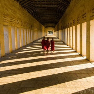 Monaci nel tempio / Stampa di monaci zen / Arte murale spirituale / Foto di monaci buddisti / Stampa di templi sacri