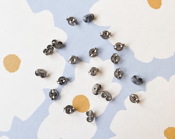 Oorbel achterkantjes van puur titanium, nikkelvrije hypoallergene oornoten