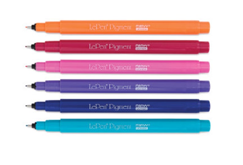 May include: Six LePen Pigment markers in different colours: orange, red, pink, purple, blue, and turquoise. The markers have a black cap and a white label with the text "LePen Pigment" and "manvy" printed on them.